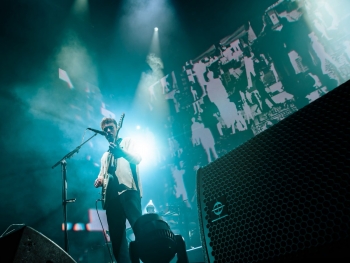 CODA Audio巡演之路,英国新星Sam Fender九场体育馆高超音速之旅